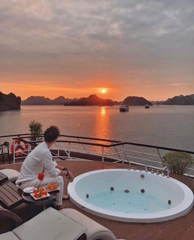 Du thuyền Hạ Long
